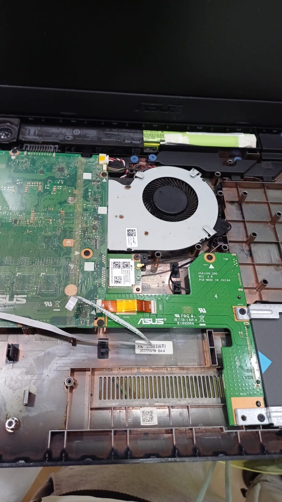 Técnico reparando un ordenador en Fuenlabrada